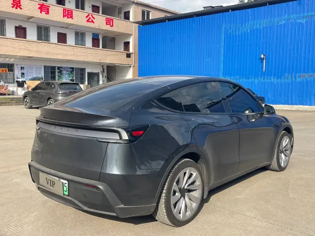 Tesla Model Y — Фото автомобиля 5