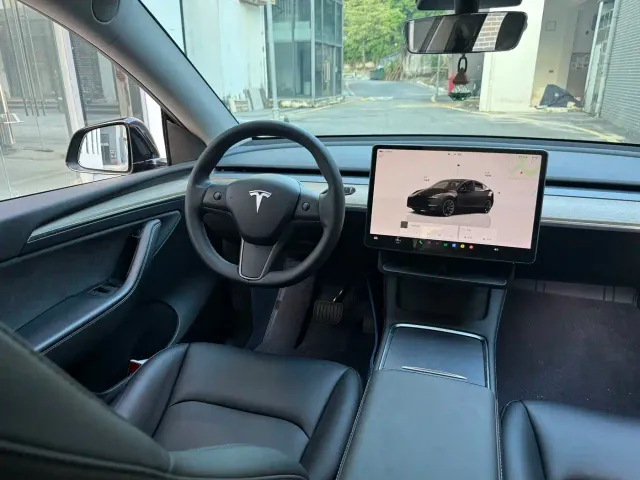 Tesla Model Y — Фото автомобиля 13