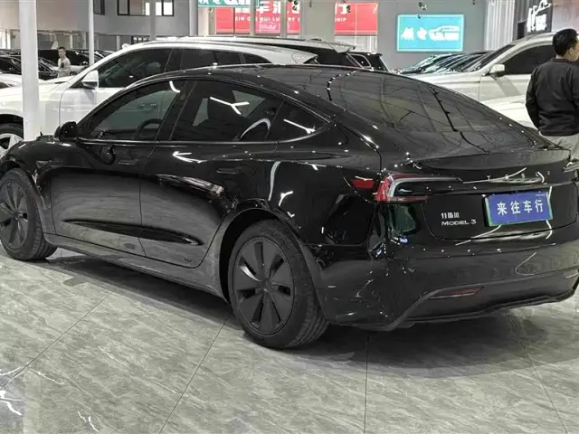 Tesla Model 3 — Фото автомобиля 4