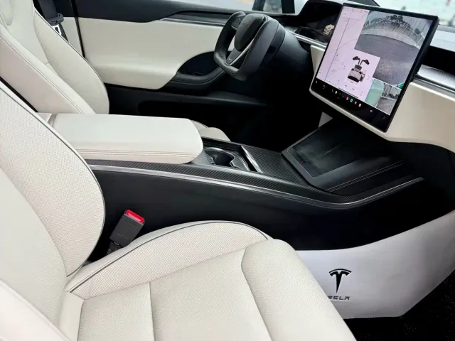 Tesla Model X — Фото автомобиля 17