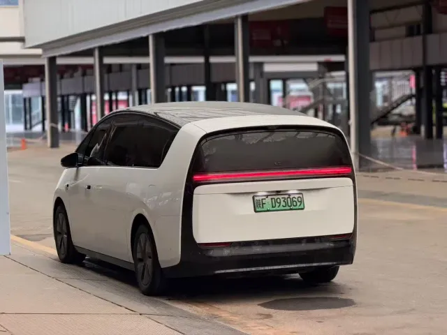 Li Auto MEGA — Фото автомобиля 12
