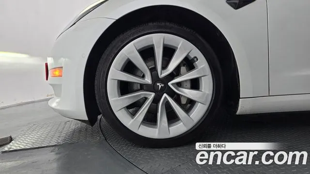 Tesla Model 3 — Фото автомобиля 5