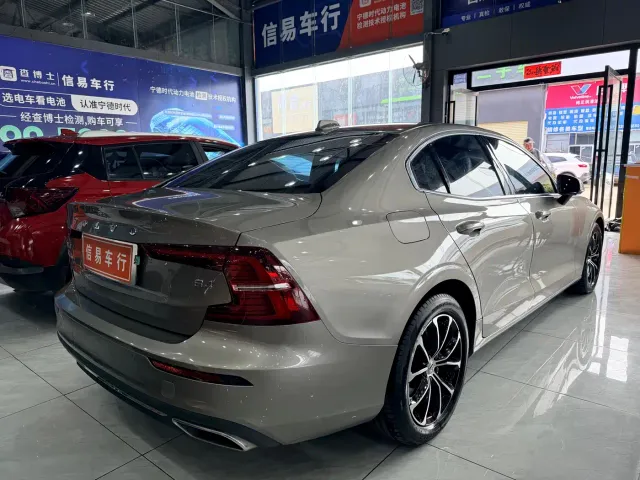 Volvo S60 — Фото автомобиля 6