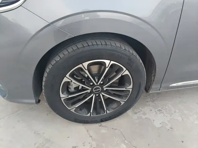 Roewe iMAX8 — Фото автомобиля 22