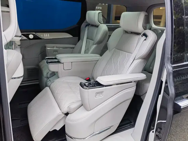 Volvo EM90 — Фото автомобиля 9