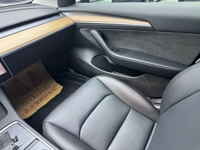 Tesla Model 3 — Фото автомобиля 9