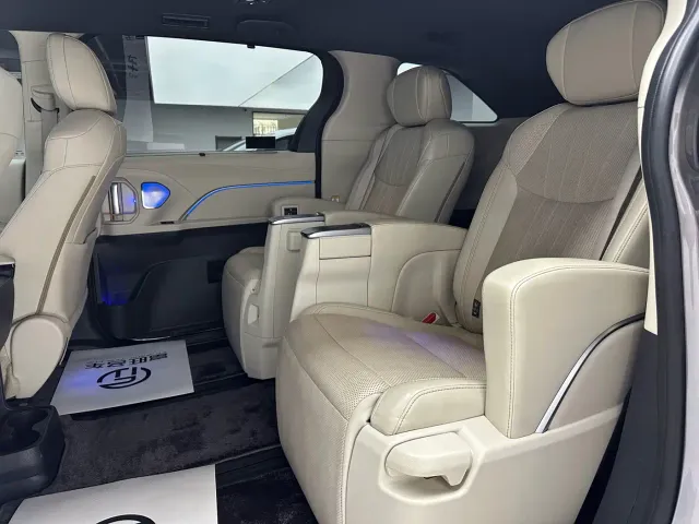 Toyota Sienna — Фото автомобиля 19
