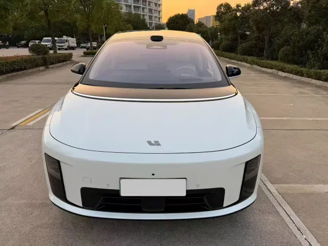 Li Auto i8 — Фото автомобиля 2