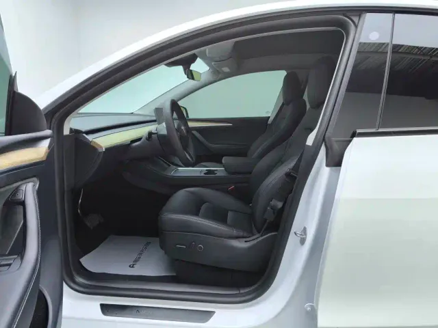 Tesla Model Y — Фото автомобиля 8