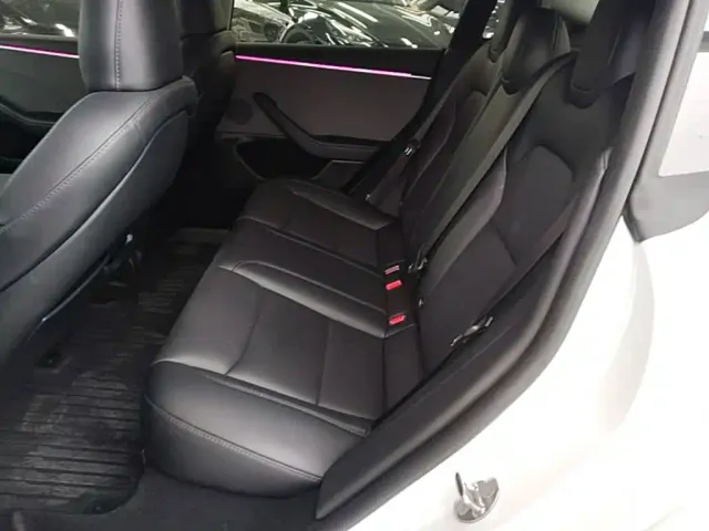 Tesla Model 3 — Фото автомобиля 16