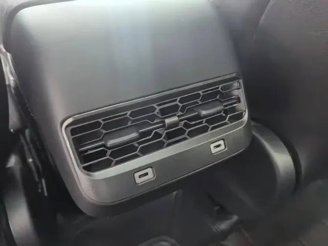 Tesla Model Y — Фото автомобиля 15