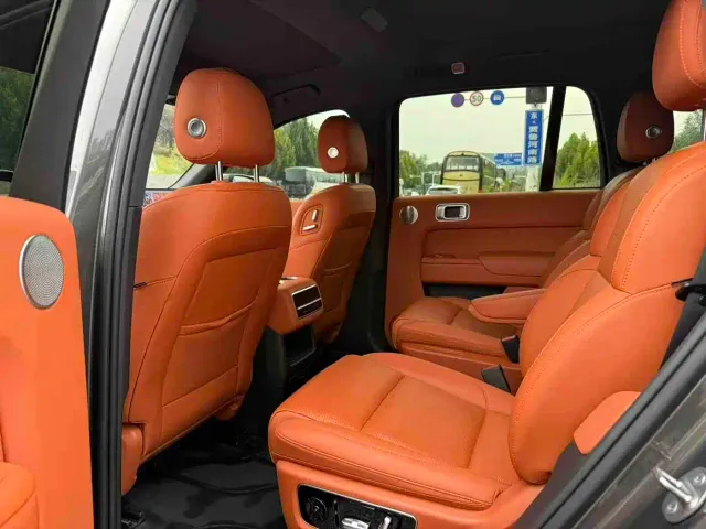Li Auto L8 — Фото автомобиля 5