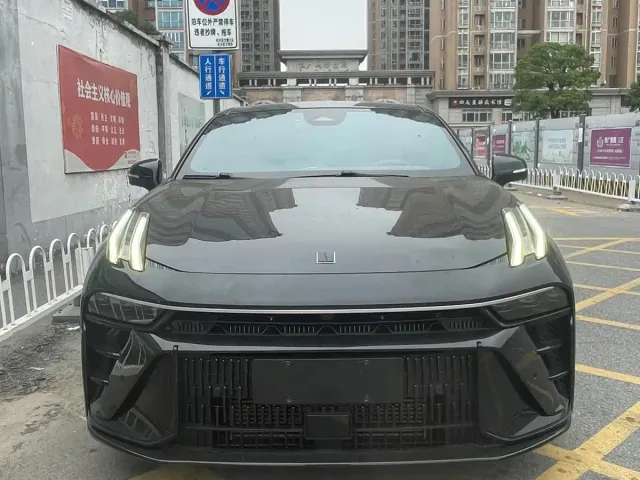 Lynk & Co 03 — Фото автомобиля 2