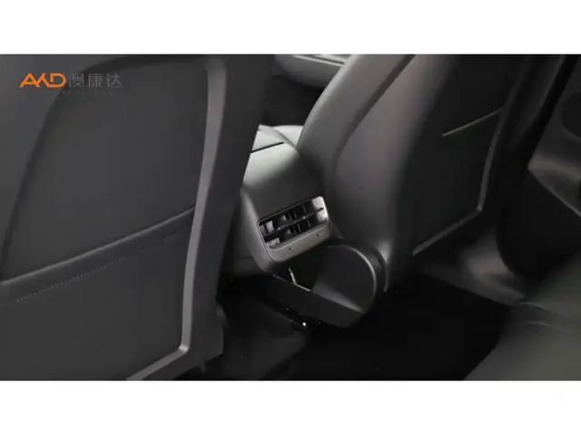 Tesla Model Y — Фото автомобиля 9