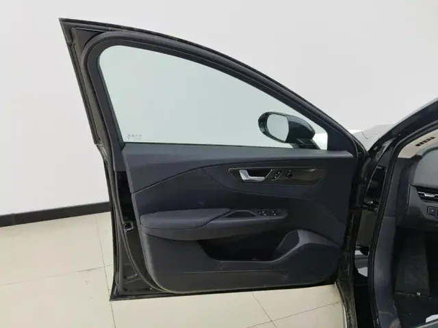 Hongqi E-QM5 — Фото автомобиля 7