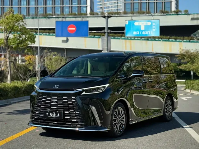 Фотография автомобиля — Lexus LM