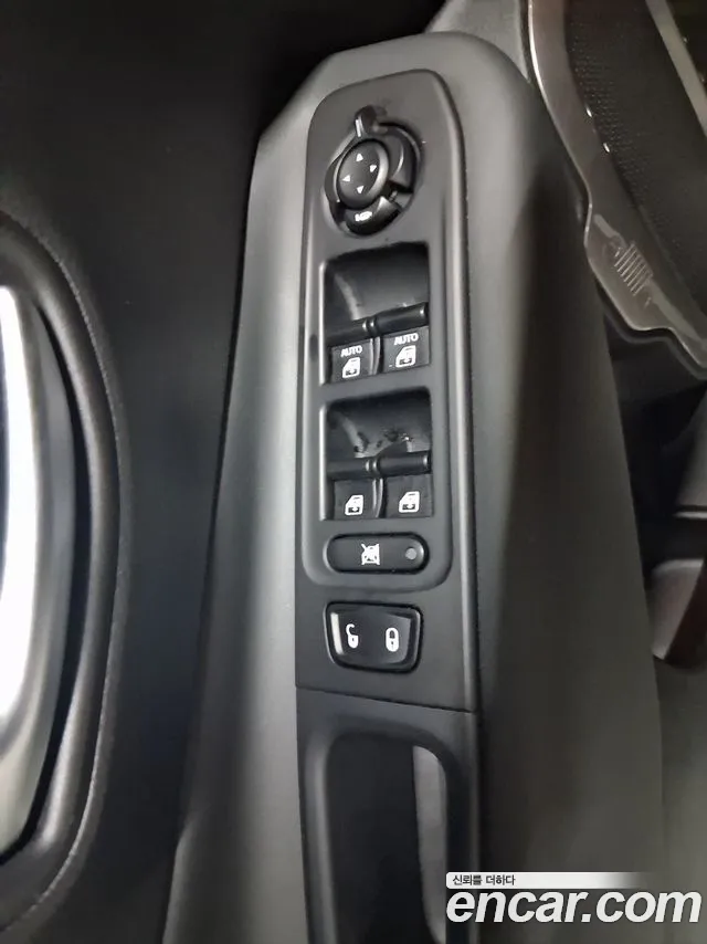 Jeep Renegade — Фото автомобиля 14