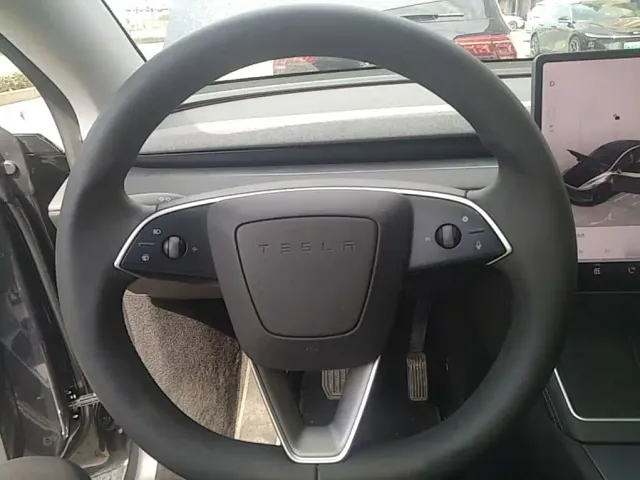 Tesla Model Y — Фото автомобиля 6