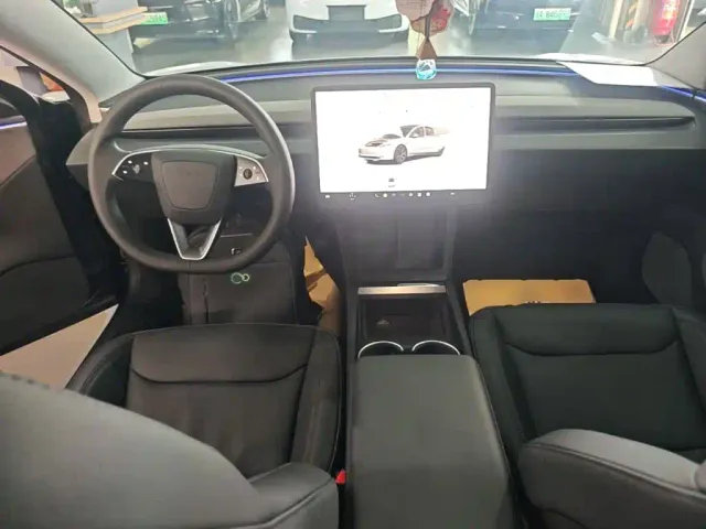 Tesla Model 3 — Фото автомобиля 9