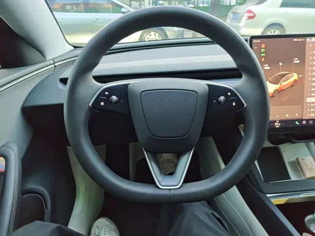 Tesla Model 3 — Фото автомобиля 10