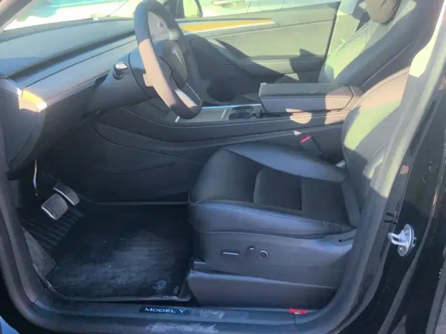 Tesla Model Y — Фото автомобиля 9