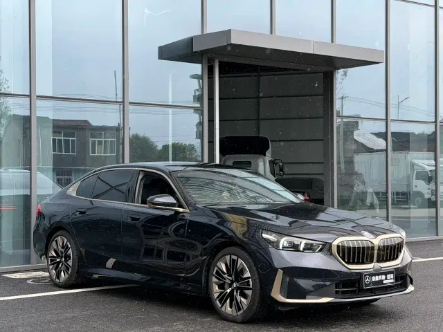 BMW 5 Series — Фото автомобиля 3