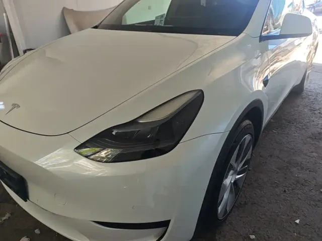 Tesla Model Y — Фото автомобиля 23