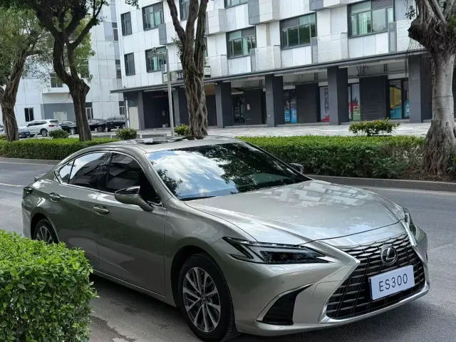 Lexus ES — Фото автомобиля 2