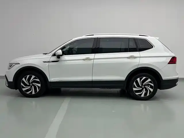 Volkswagen Tiguan L — Фото автомобиля 3