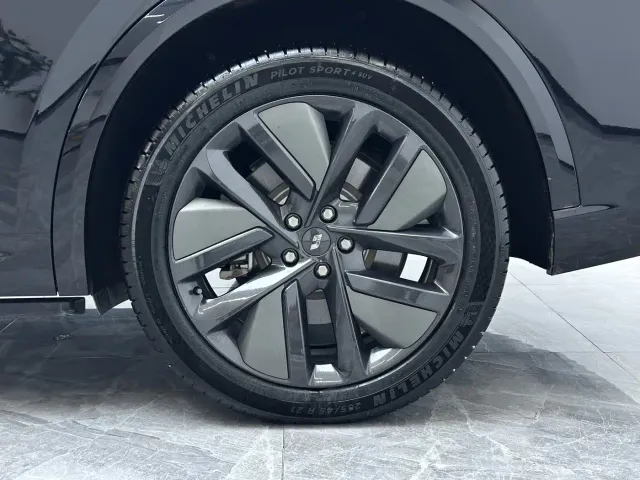Li Auto L9 — Фото автомобиля 13