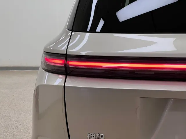 Li Auto L9 — Фото автомобиля 10