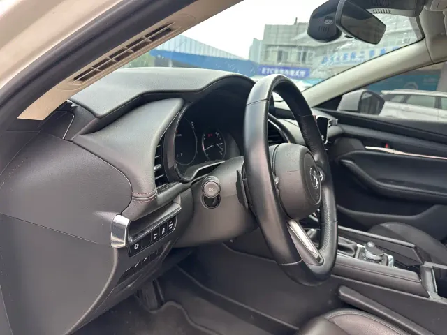 Mazda Axela — Фото автомобиля 12