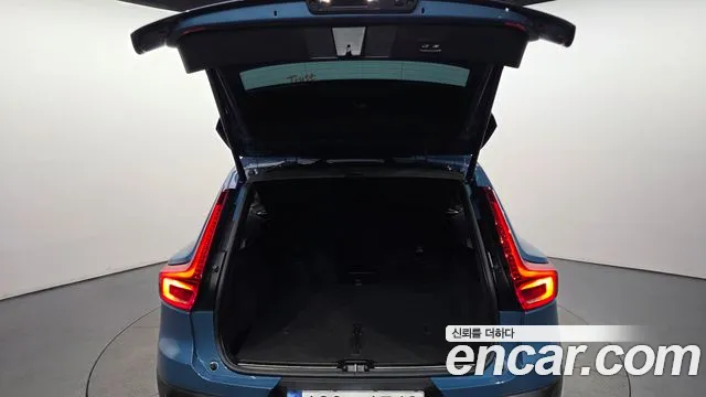 Вольво XC40 B4 Ultimate Bright — Фото автомобиля 13