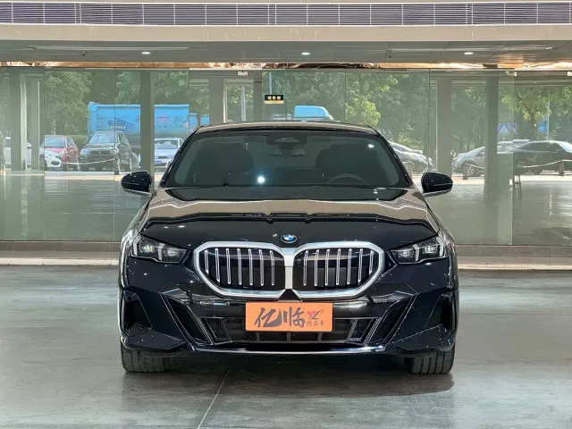 BMW 5 Series — Фото автомобиля 2