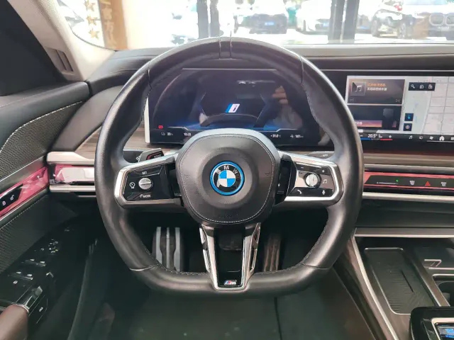 BMW i7 — Фото автомобиля 12