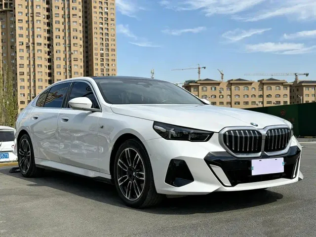 BMW 5 Series — Фото автомобиля 3
