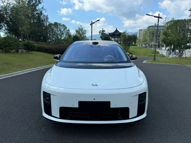 Li Auto i8 — Фото автомобиля 2