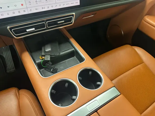 Li Auto L8 — Фото автомобиля 10
