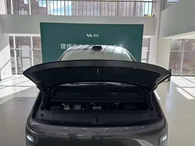 Li Auto MEGA — Фото автомобиля 3