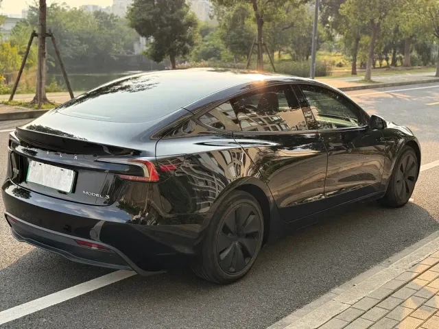 Tesla Model 3 — Фото автомобиля 5