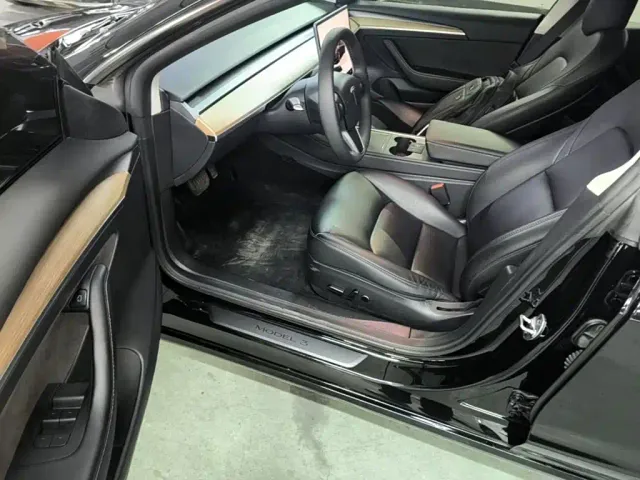 Tesla Model 3 — Фото автомобиля 15