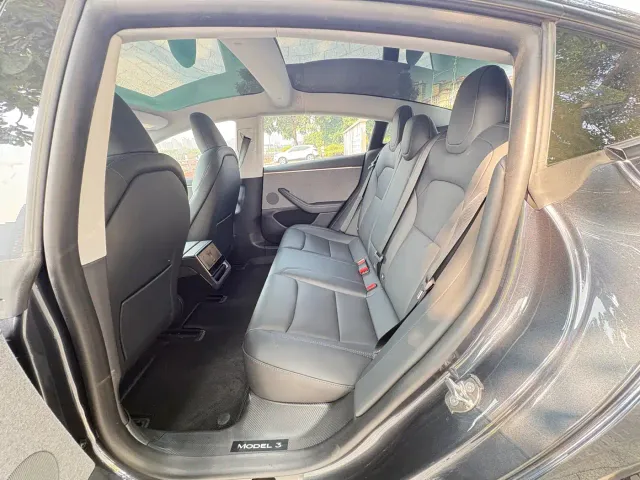 Tesla Model 3 — Фото автомобиля 6
