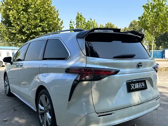 Toyota Sienna — Фото автомобиля 9