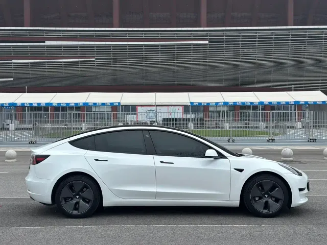 Tesla Model 3 — Фото автомобиля 4