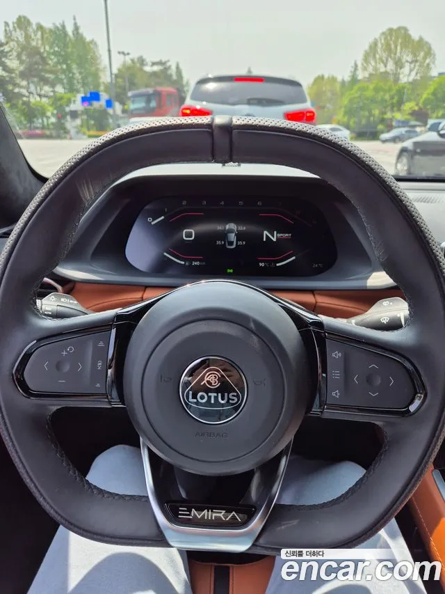 Lotus Emira — Фото автомобиля 8