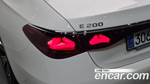 Mercedes-Benz E-Class — Фото автомобиля 20