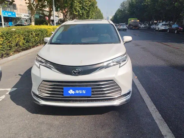 Toyota Sienna — Фото автомобиля 2