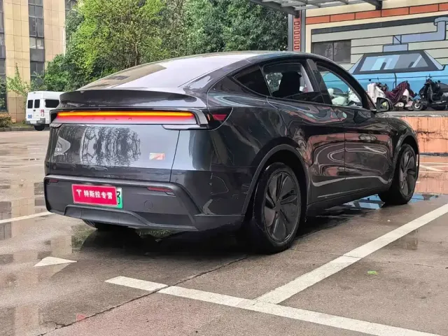 Tesla Model Y — Фото автомобиля 8