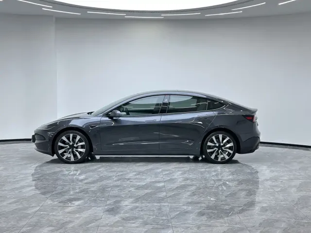 Tesla Model 3 — Фото автомобиля 7