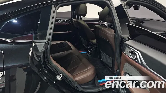 BMW i4 — Фото автомобиля 10